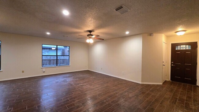Photo - Spacious Woodlake 3 Bedroom with 2 Living Areas