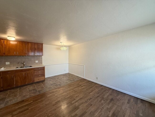 Building Photo - 2950 Willamette St Unit 7