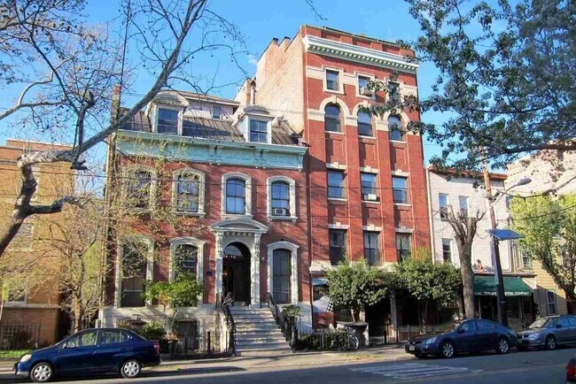 Building Photo - 174 Grand St Unit 2C