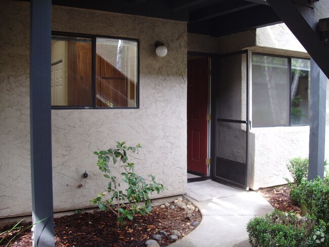 Building Photo - Centrally Located Condo in Nice Complex