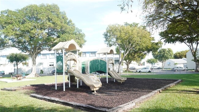 Building Photo - 10370 SW 220th St Unit 227