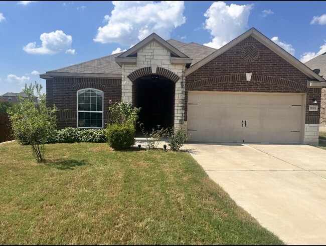 Building Photo - Beautiful 3-Bedroom, 2-Bath Home with Comm...
