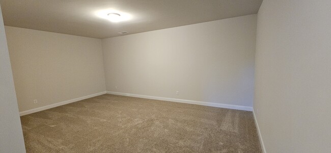 Photo - 1240 Ainsworth Alley