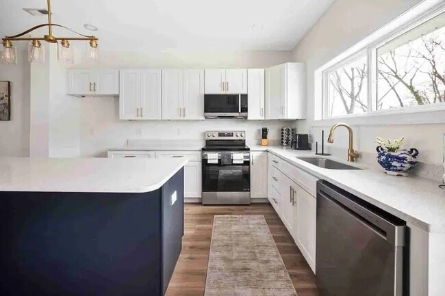 Photo - 395 Church St N