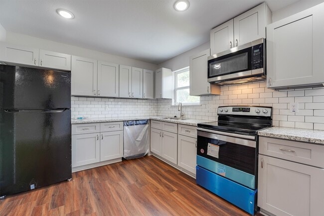 Photo - 6716 Haight St