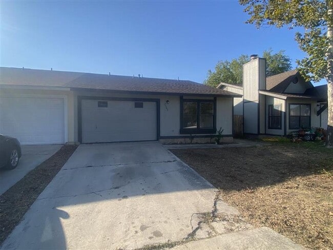 Building Photo - Cute 2/2 duplex with a garage