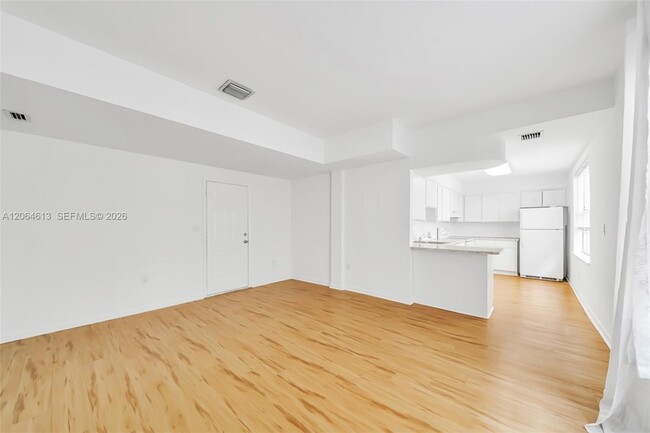 Photo - 1051 Meridian Ave Unidad 1D