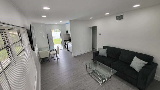 821 NE 6th St Unit 1