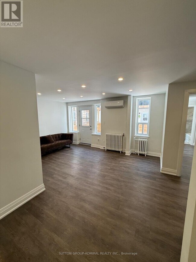 Photo - 699 Eglinton Ave W