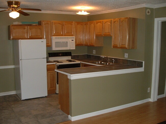 Building Photo - 2 Bedroom Condo Near UTK | Fort Sanders Area Unit FPC103 BR1 (right larger)