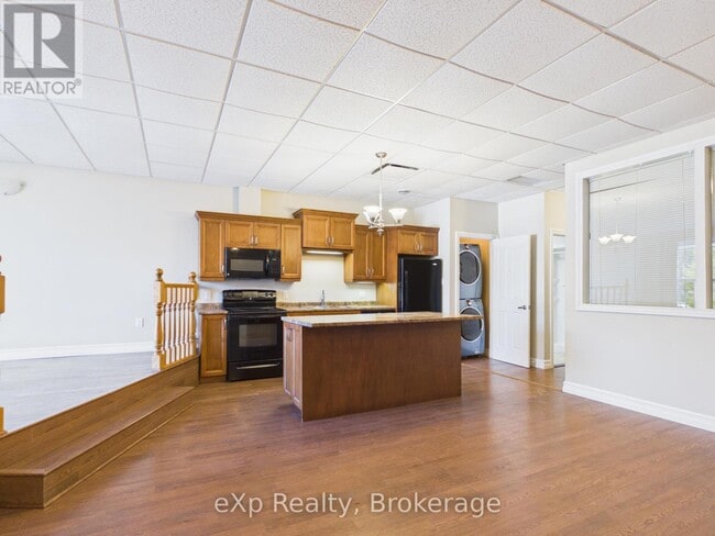 Photo - 807 Queen St