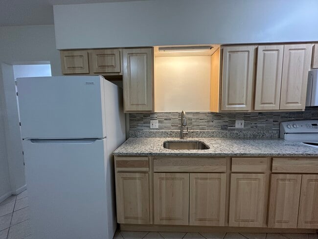 Kitchen - 245 Green St Unit 2