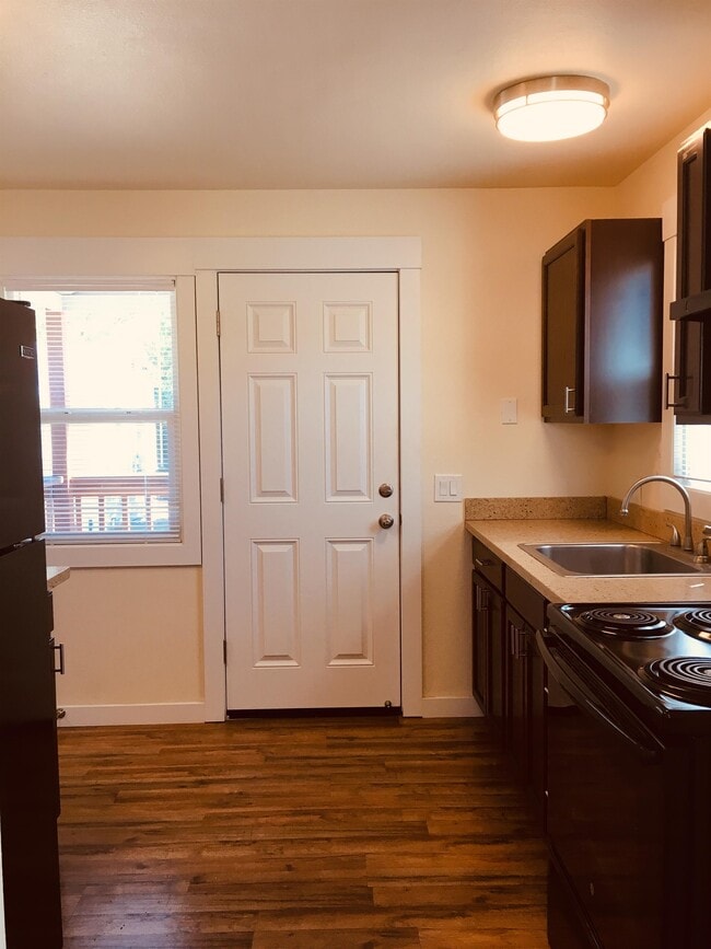 Photo - 4550 Lakeshore Blvd