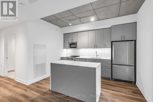 Photo - 115 Larchmount Ave Unit 404