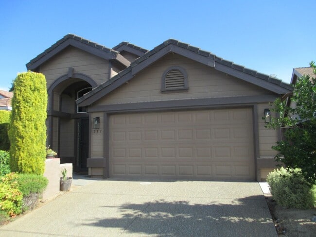 Building Photo - Charming home on quiet court in Olympus Pointe.