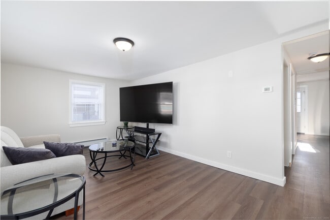 Photo - 28 Aircraft Rd Unidad D