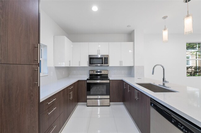 Photo - 324 SW 14th Ct