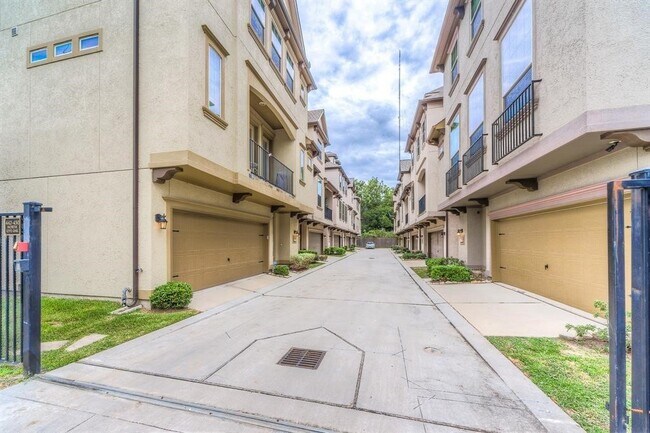 Building Photo - 444 N Live Oak St