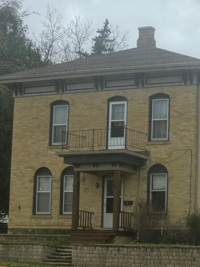 Building Photo - 304 Bridge St