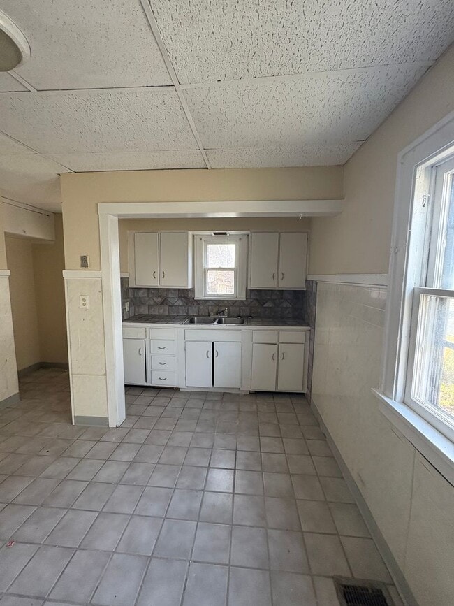 Photo - 11110 Vernon Ave