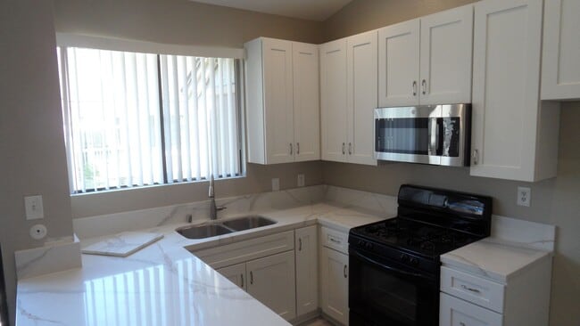 Photo - 10520 Lakeside Dr N Unidad N