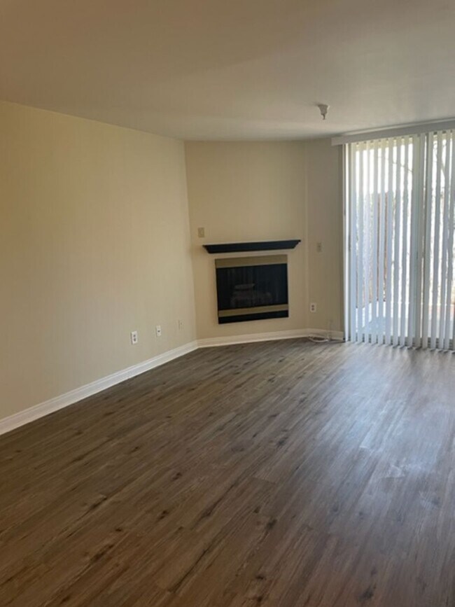 5143 Bakman Ave Unit 102