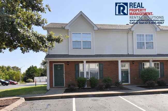 Building Photo - Beautiful end unit townhome less than 1 mi...