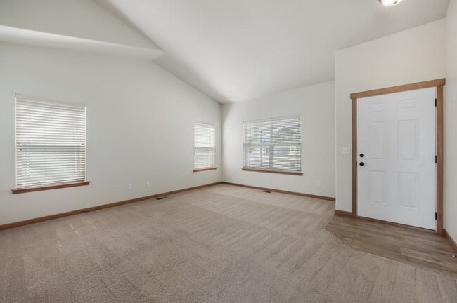 Photo - 3 bed 2 bath Crown Pointe Neighborhood wit...