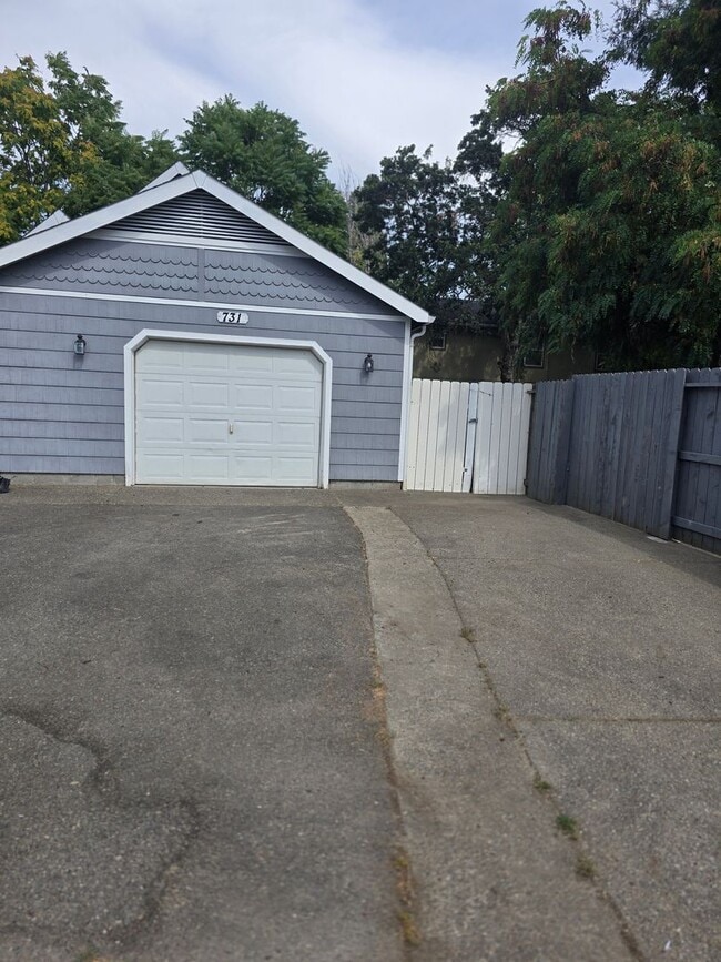 Photo - 3 bed 2 bath Home for Rent in Grants Pass