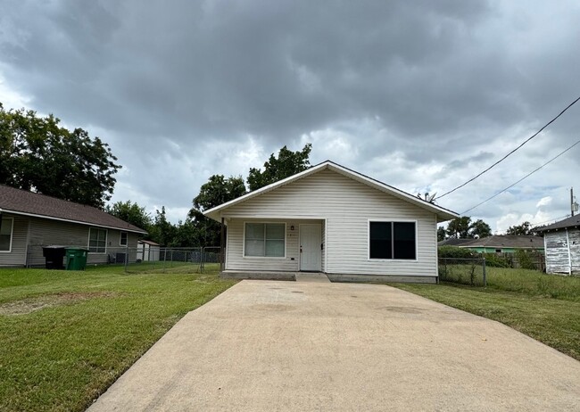 Building Photo - 1811 Benson St Rental