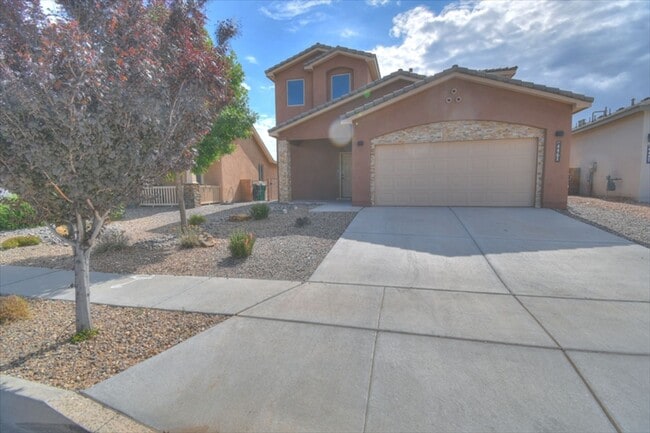 Building Photo - AMAZING MULTI GENERATIONAL 4 BEDROOM (with 2 Primary Suites-one up stairs and one down)