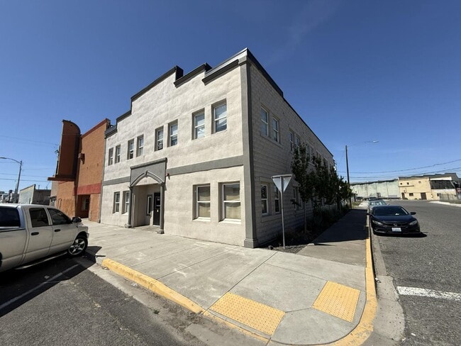 Photo - 118 E 3rd St