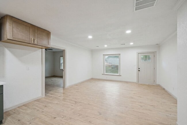 Photo - 848 N Gary Pl