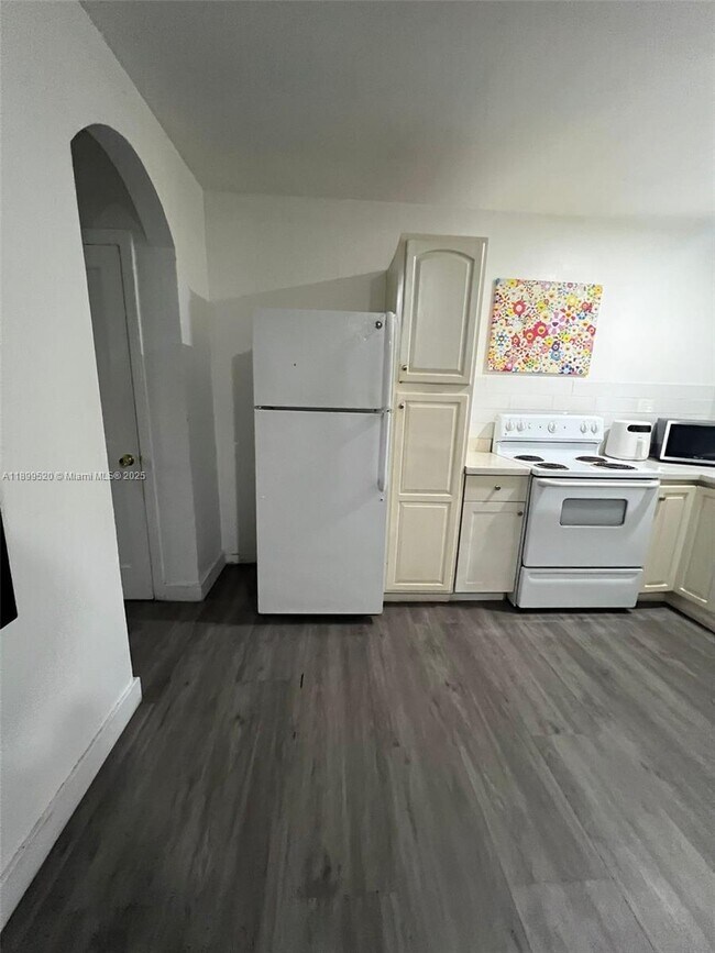 Photo - 635 SW 16th Ave Unit 2
