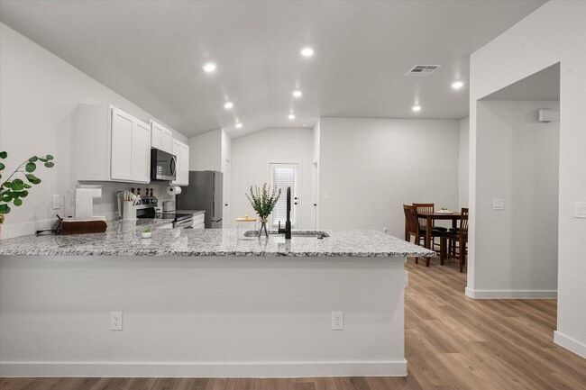 Photo - 2505 Kenwood Ave