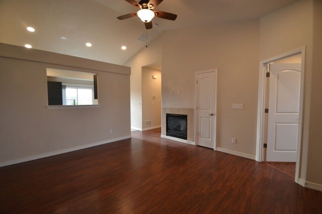 1924 Lillian Way