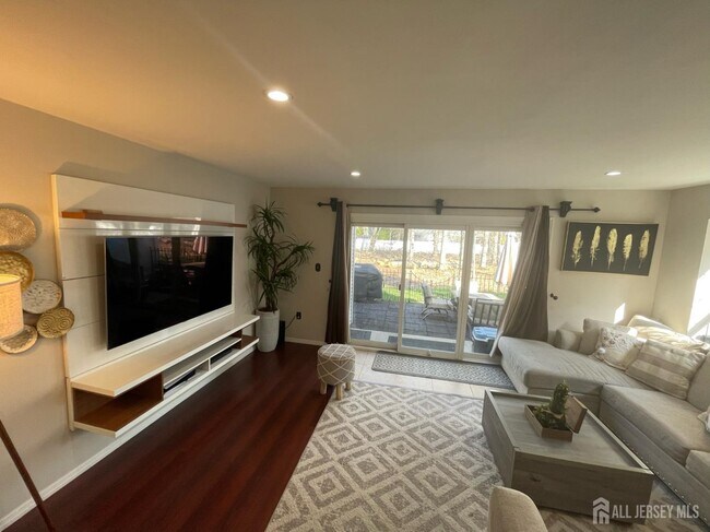 Photo - 399 Hadleigh Ln