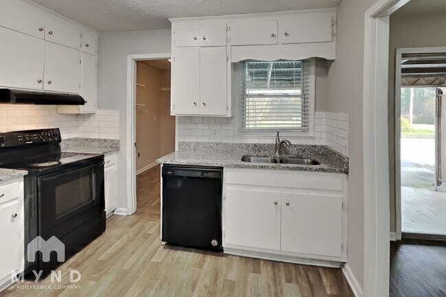 Photo - 225 Baker St