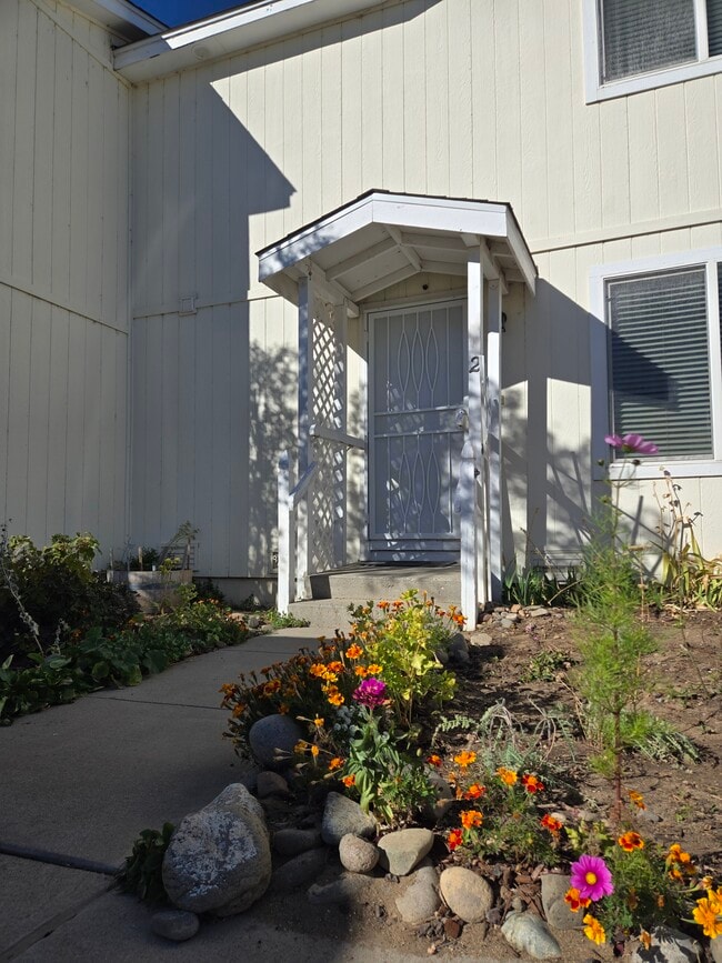 Building Photo - 1290 Redwood Cir