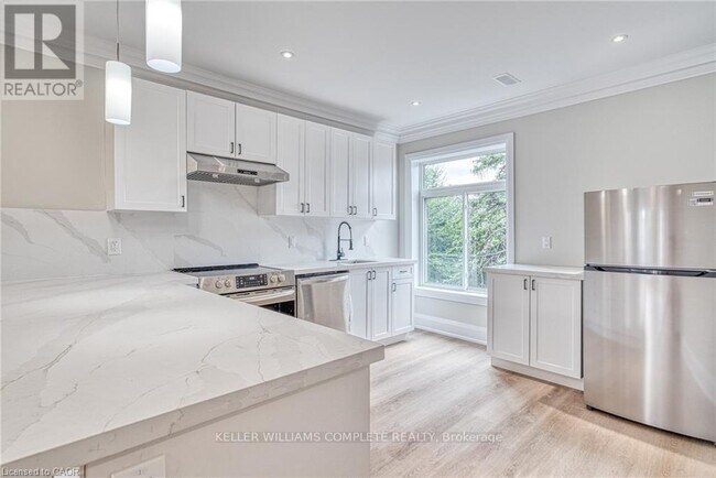 Photo - 86 Wellington St S