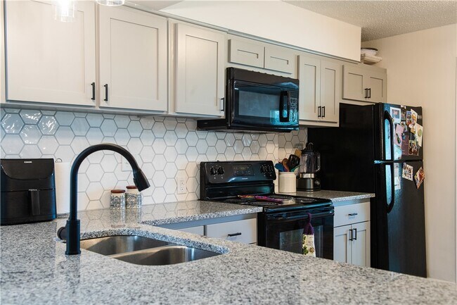 Photo - 1861 W Deane St