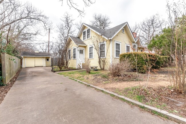 Building Photo - Spacious 4 Bed / 2 Bath Home with Garage & Fenced Backyard in Central Temple