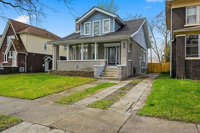 Photo - 725 Lakewood St