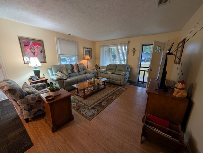 Photo - 104 Sharyn Ln