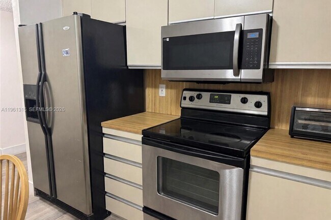 Building Photo - 2500 Parkview Dr Unit 1610