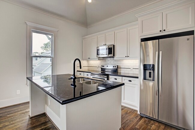 Photo - 1131 Oxford St