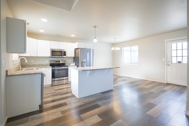 Photo - 423 Hollyhock Ln