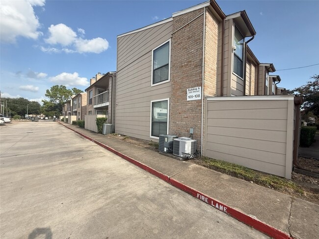 Building Photo - 2100 Wilcrest Dr Unit 107 Rental