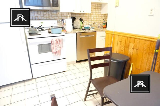 Building Photo - 2 bedroom in Brighton MA 02135 Unit 3 Rental