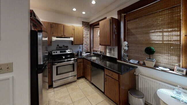Building Photo - 1722 Beacon St Unit 4 Rental